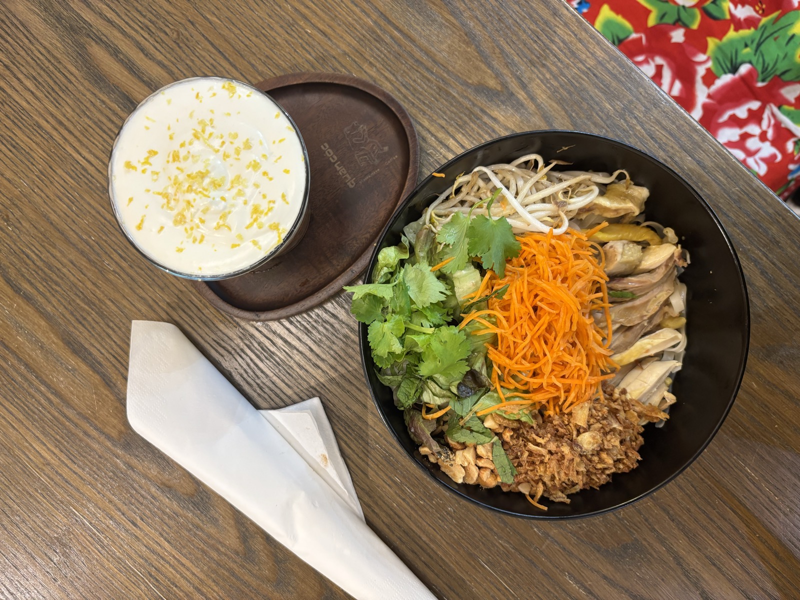 Un bol de nouilles au poulet et aux herbes avec une boisson à la crème