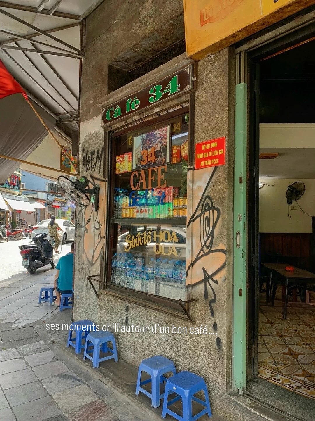 La devanture d’un café vietnamien et ses tabourets bleus
